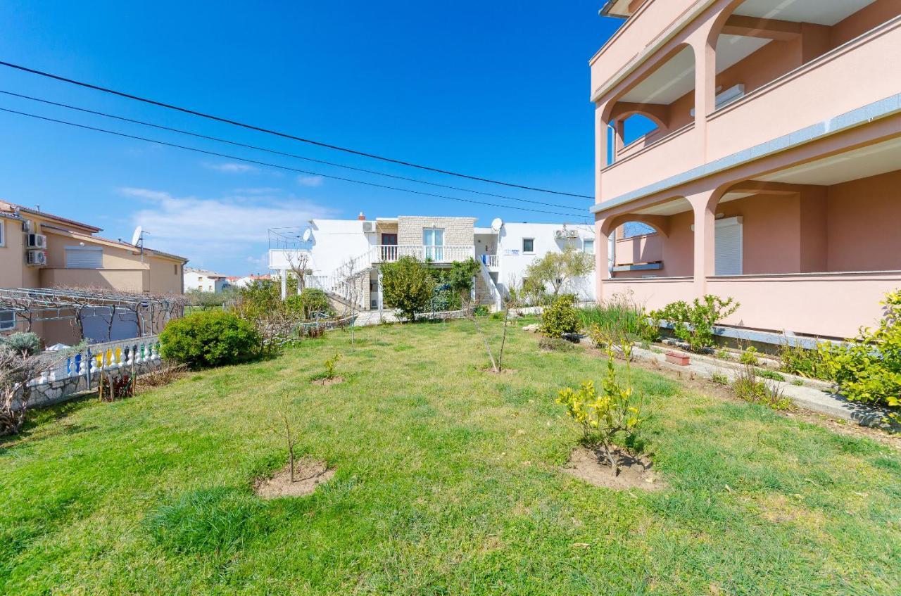 Apartments And Room Ljubica ロパール エクステリア 写真