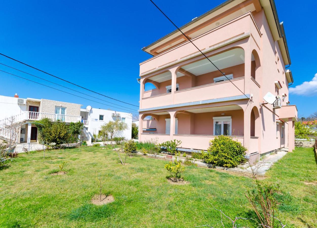 Apartments And Room Ljubica ロパール エクステリア 写真