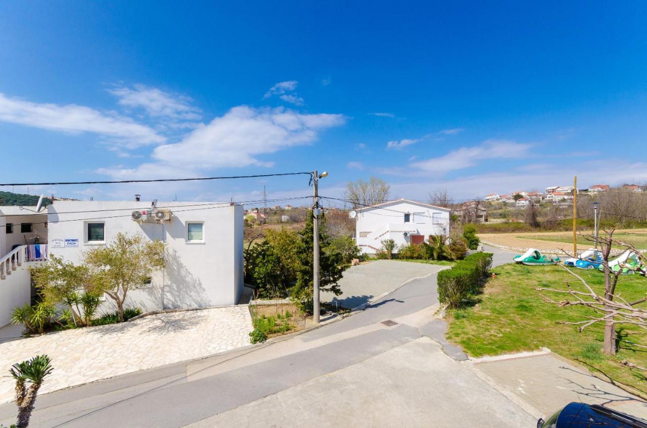 Apartments And Room Ljubica ロパール エクステリア 写真