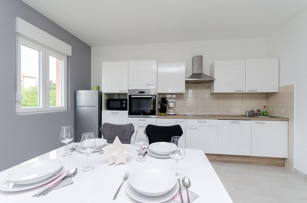 Apartments And Room Ljubica ロパール エクステリア 写真