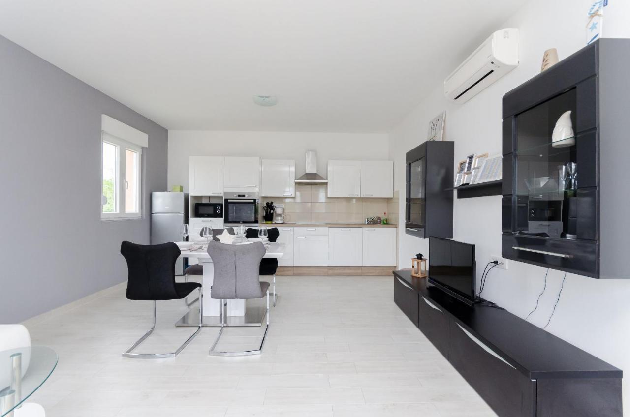 Apartments And Room Ljubica ロパール エクステリア 写真