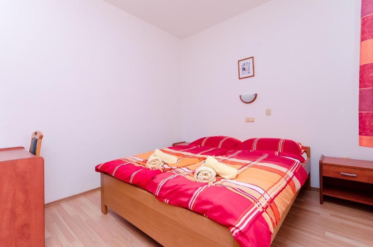 Apartments And Room Ljubica ロパール エクステリア 写真