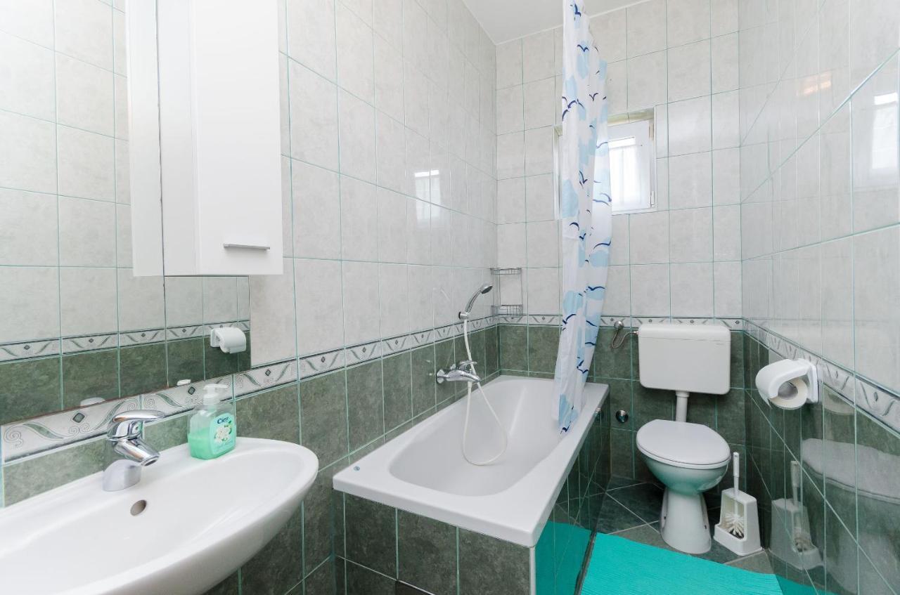 Apartments And Room Ljubica ロパール エクステリア 写真
