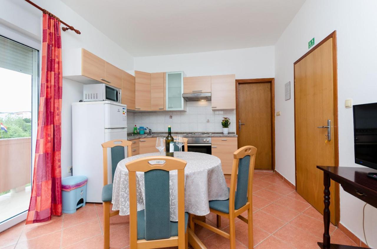 Apartments And Room Ljubica ロパール エクステリア 写真