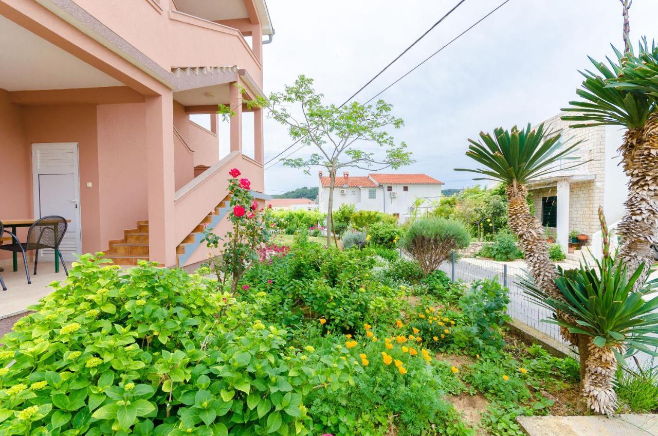 Apartments And Room Ljubica ロパール エクステリア 写真