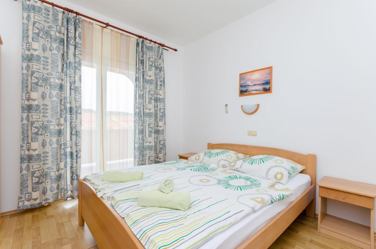 Apartments And Room Ljubica ロパール エクステリア 写真