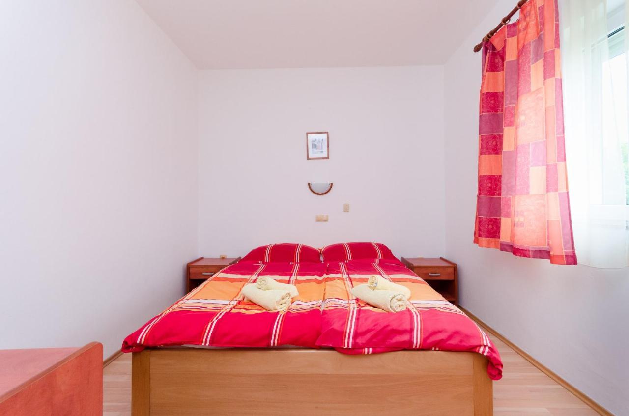 Apartments And Room Ljubica ロパール エクステリア 写真