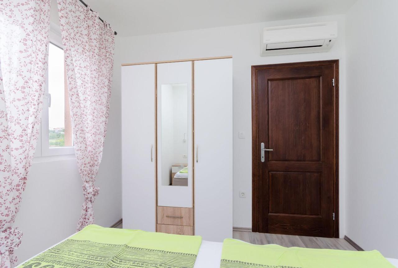 Apartments And Room Ljubica ロパール エクステリア 写真