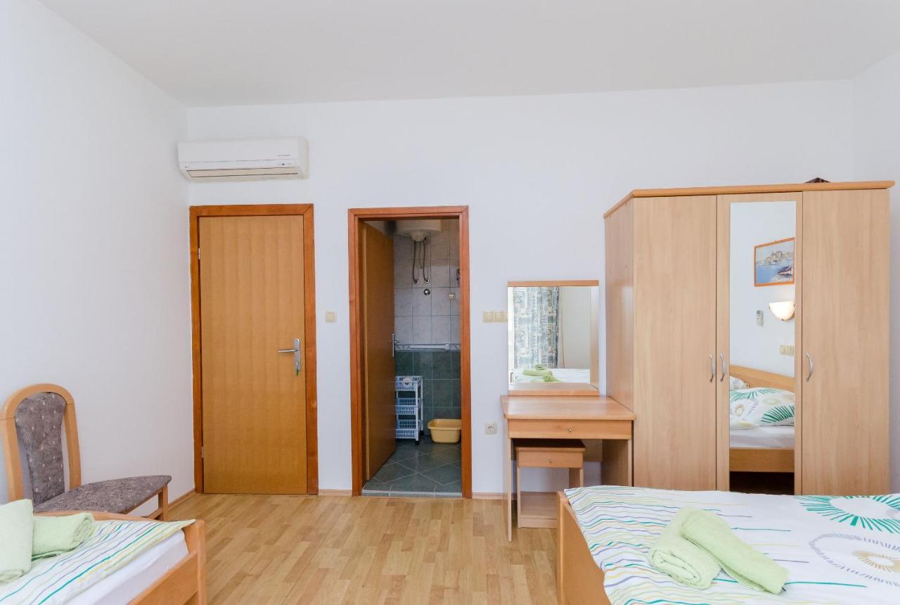 Apartments And Room Ljubica ロパール エクステリア 写真