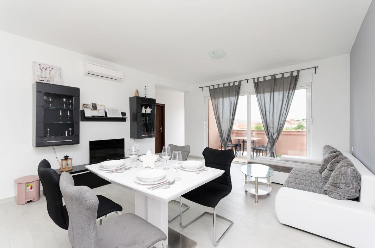 Apartments And Room Ljubica ロパール エクステリア 写真