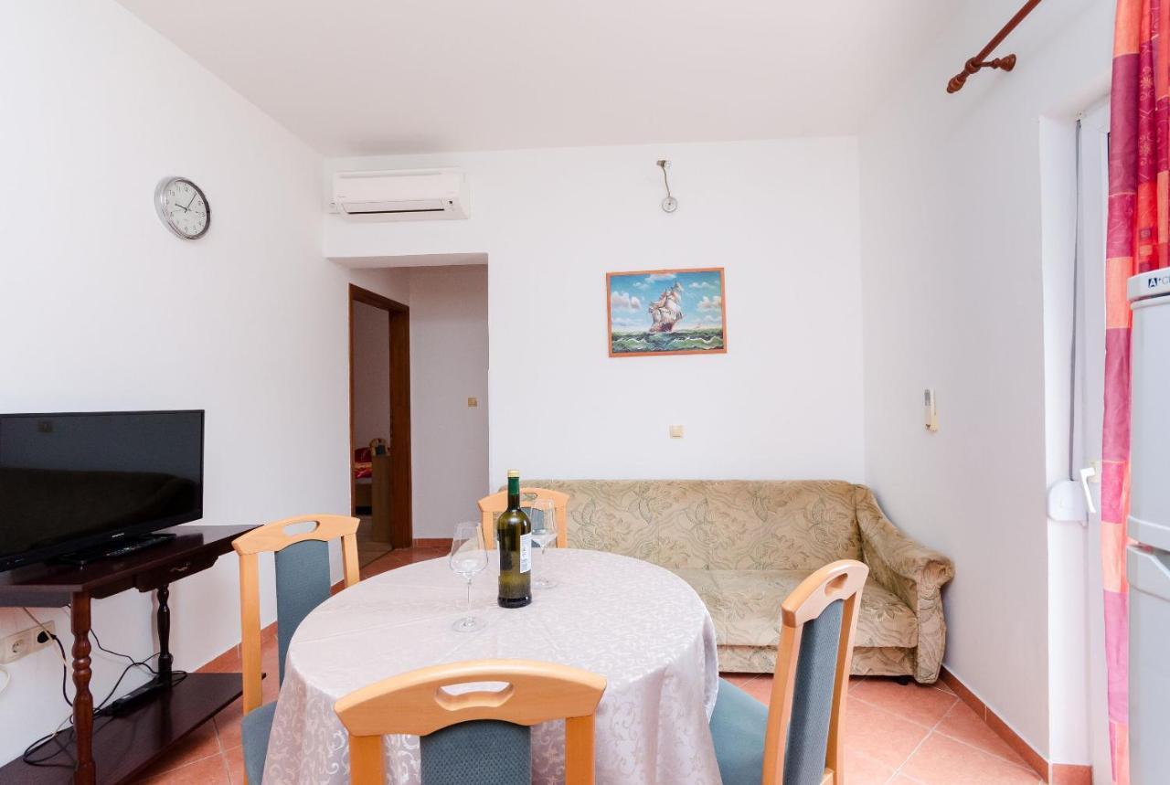 Apartments And Room Ljubica ロパール エクステリア 写真