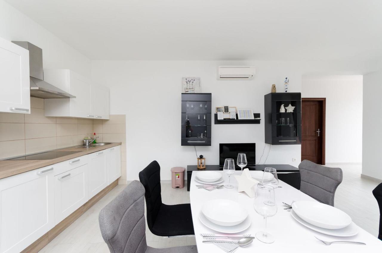 Apartments And Room Ljubica ロパール エクステリア 写真
