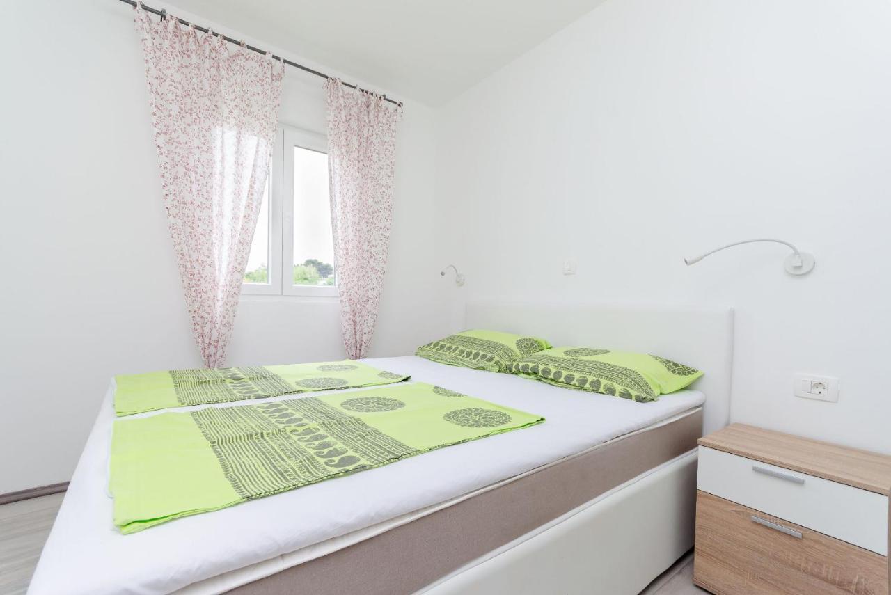 Apartments And Room Ljubica ロパール エクステリア 写真