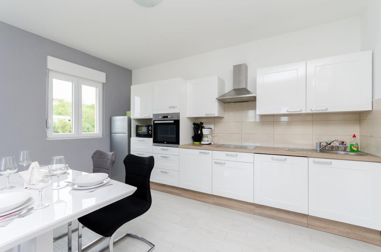 Apartments And Room Ljubica ロパール エクステリア 写真