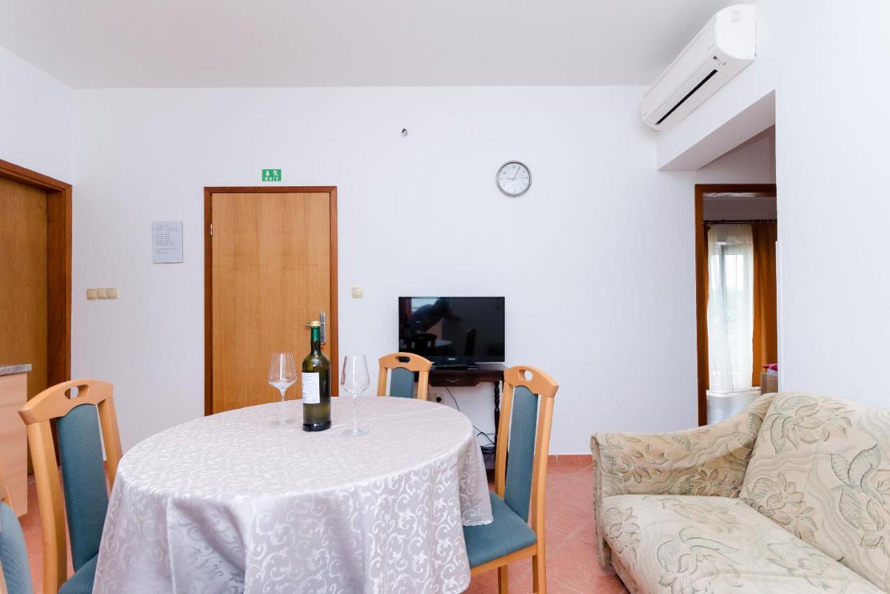 Apartments And Room Ljubica ロパール エクステリア 写真