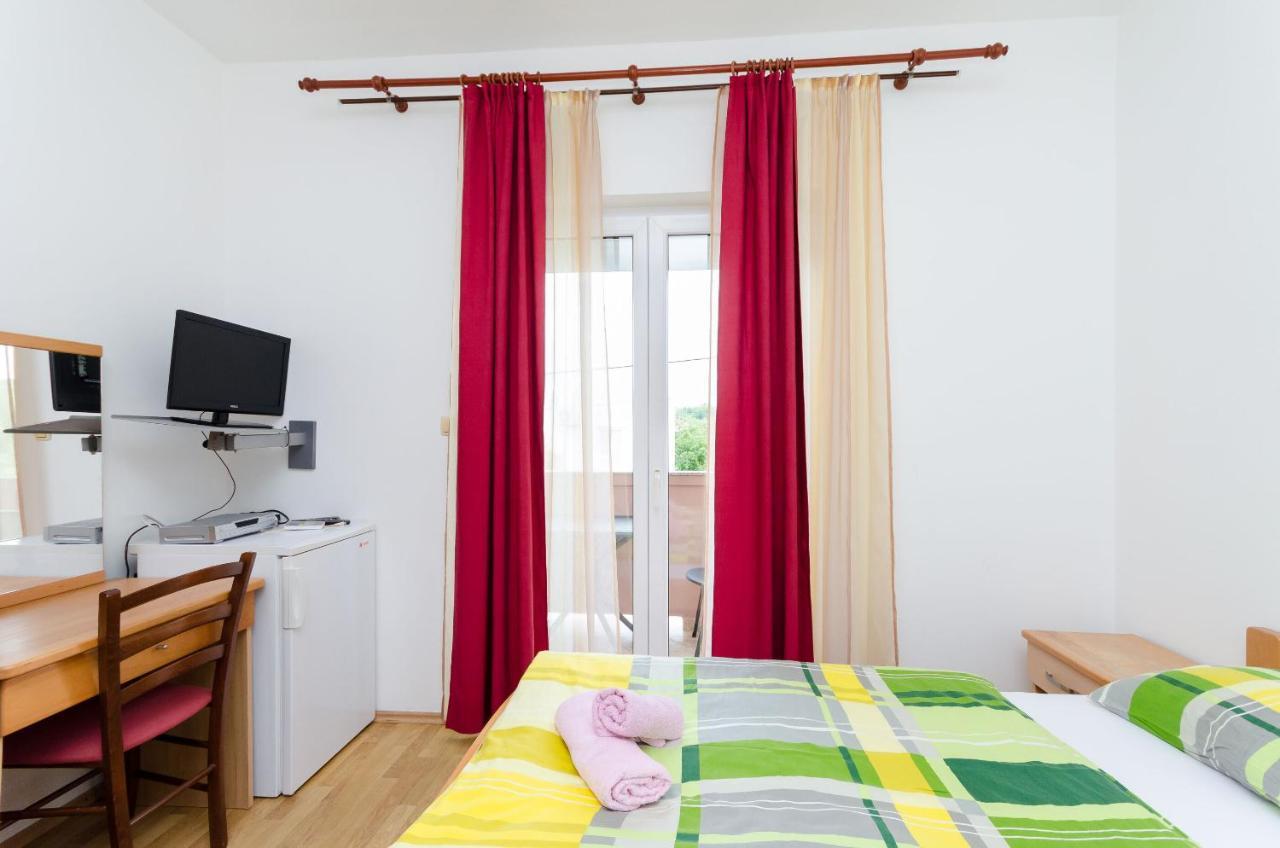 Apartments And Room Ljubica ロパール エクステリア 写真