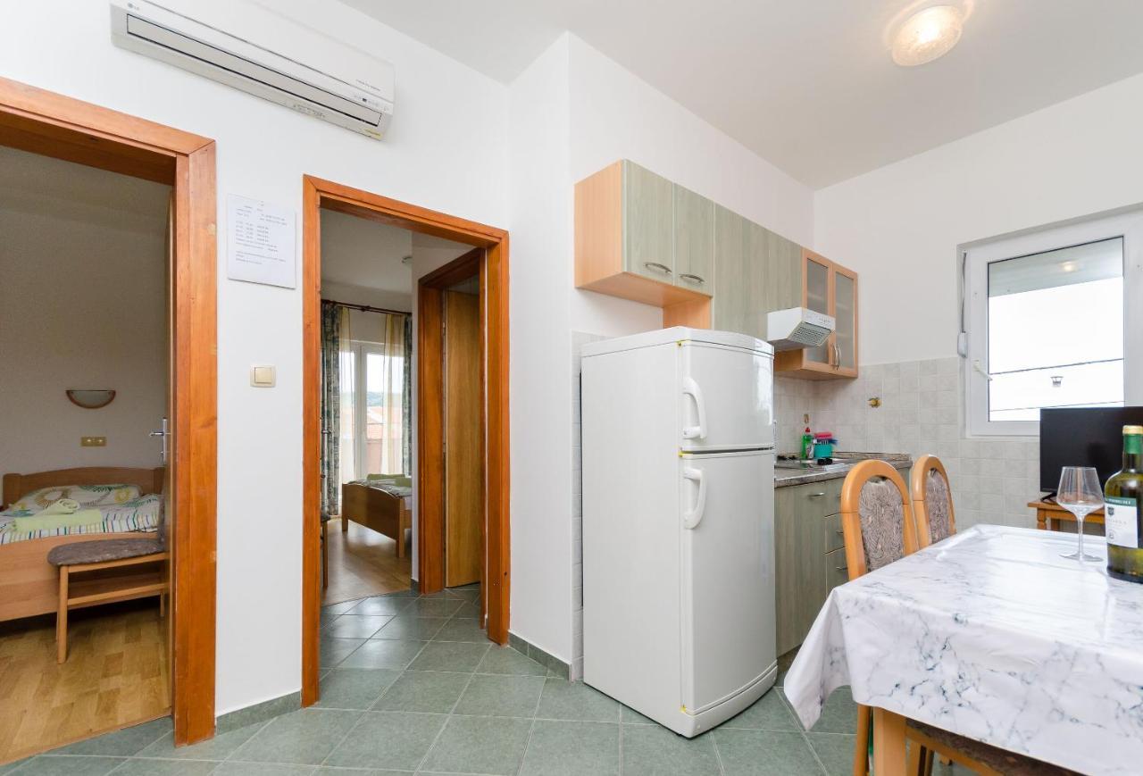 Apartments And Room Ljubica ロパール エクステリア 写真