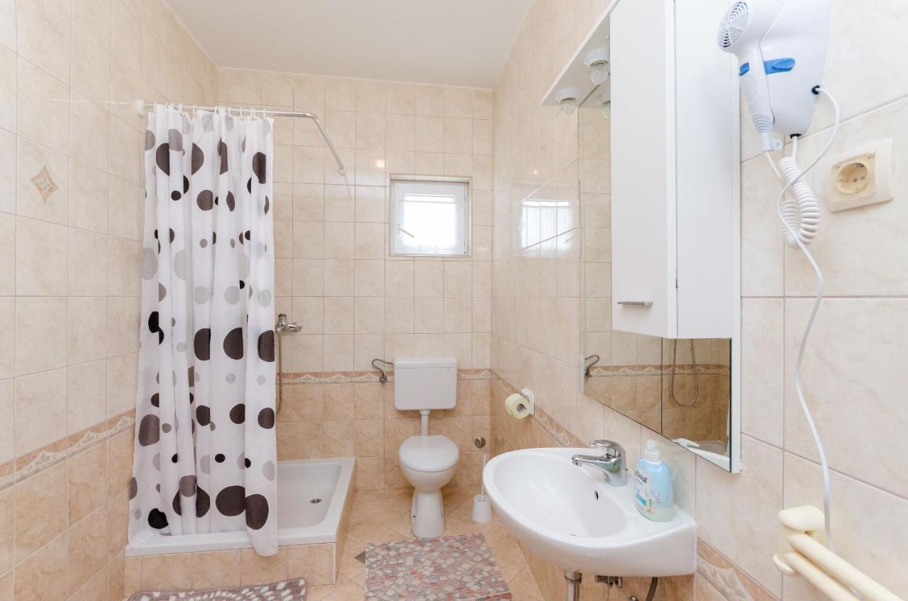 Apartments And Room Ljubica ロパール エクステリア 写真