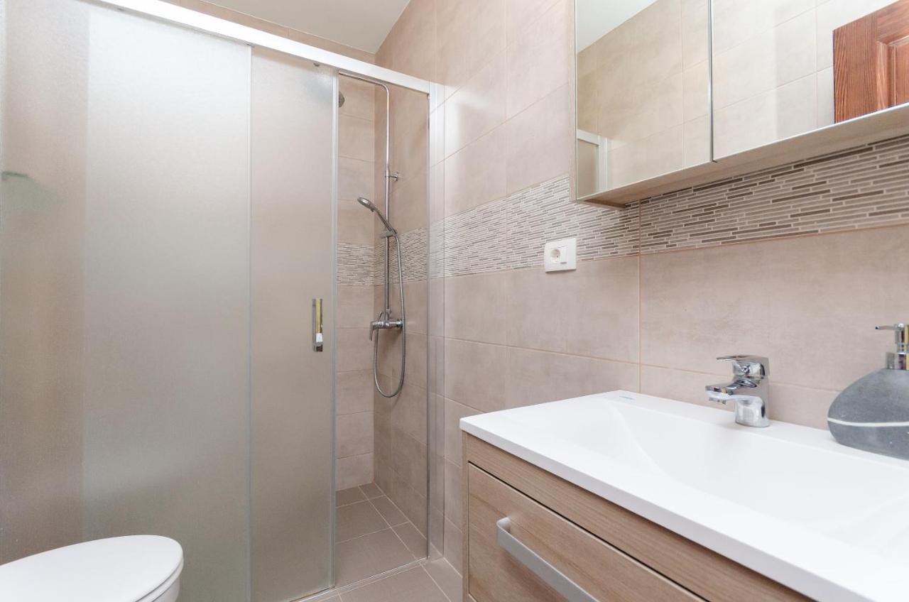 Apartments And Room Ljubica ロパール エクステリア 写真